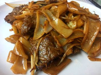 Dry hor fun with beef